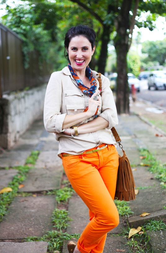 calca-laranja-blusa-bege-3
