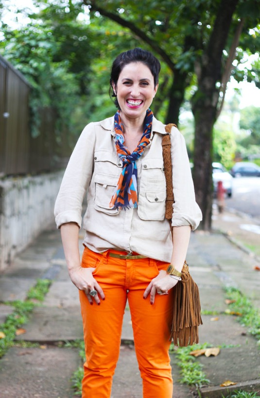 calca-laranja-blusa-bege-4