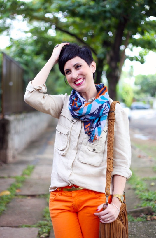 calca-laranja-blusa-bege-5