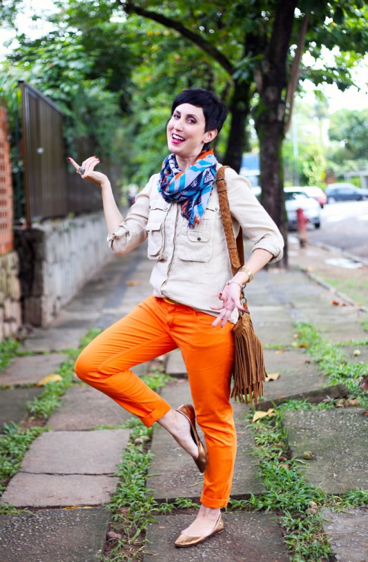 calca-laranja-blusa-bege