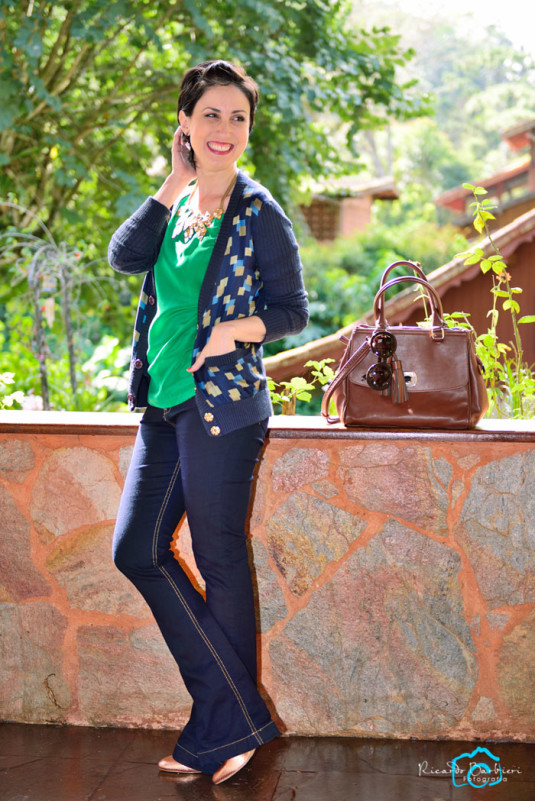 blusa verde de seda, casaquinho azul marinho com bolsos e estampas laterais de losangos verdes escuros, azuis claros, calça flare escura jeans, scarpin dourado