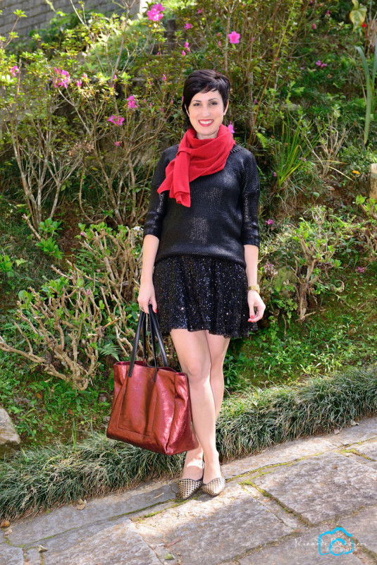 tricô preto com brilho, mini saia de paetês, cachecol vermelho, bolsa metalizada vermelha, sapatilha de bico fino dourada e preta