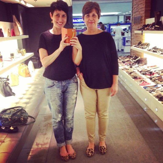 blusa de tricô preta, calça jeans boyfriend, sapatilha de oncinha