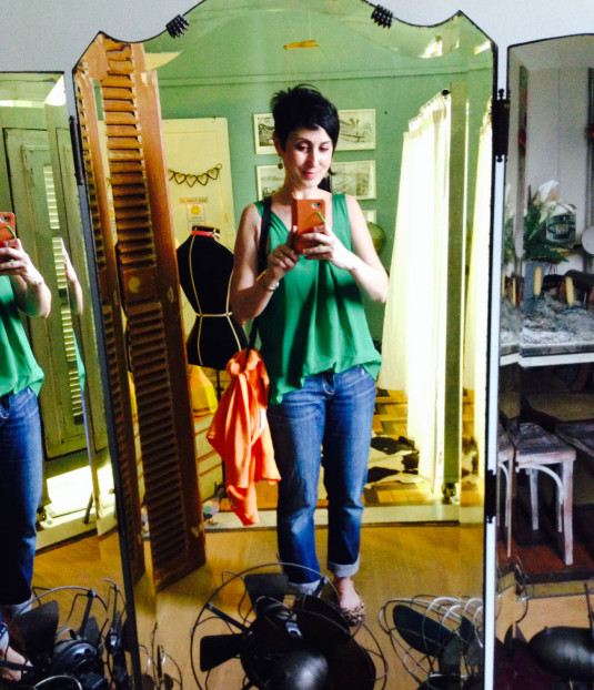 regata verde de seda, calça jeans reta, sapatilha de onça, cardigã laranja