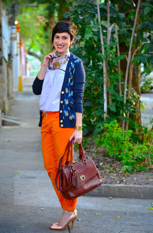 cardigan-azul-calca-laranja-2