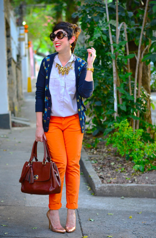 Hoje Vou Assim OFF | Cardigan azul marinho com estampas de quadrados em verde musgo, azul claro e bolsos | Calça laranja Cantão | Scarpin dourado Santa Lolla | Bolsa marrom Sonho dos Pés | Blusa azul clarinho C&A com colarinho