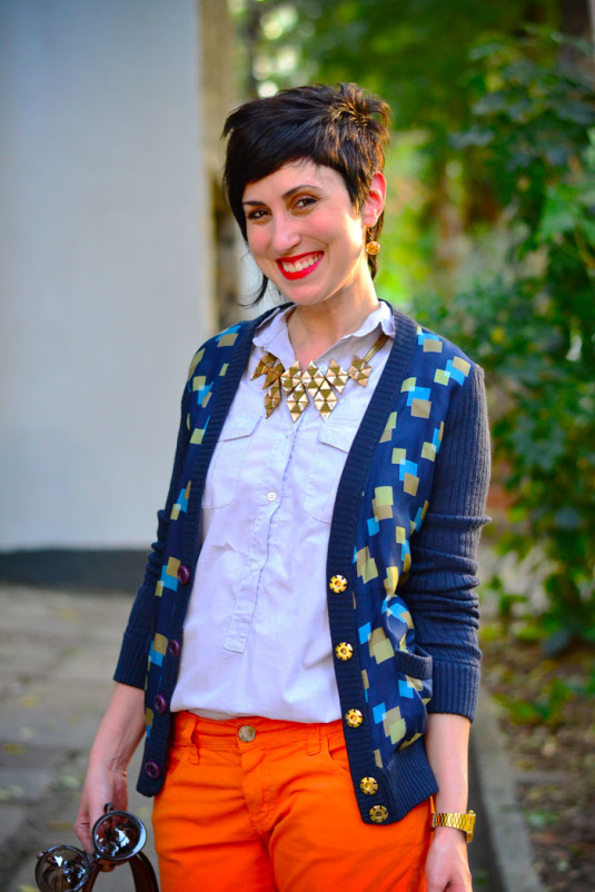 cardigan-azul-calca-laranja-4