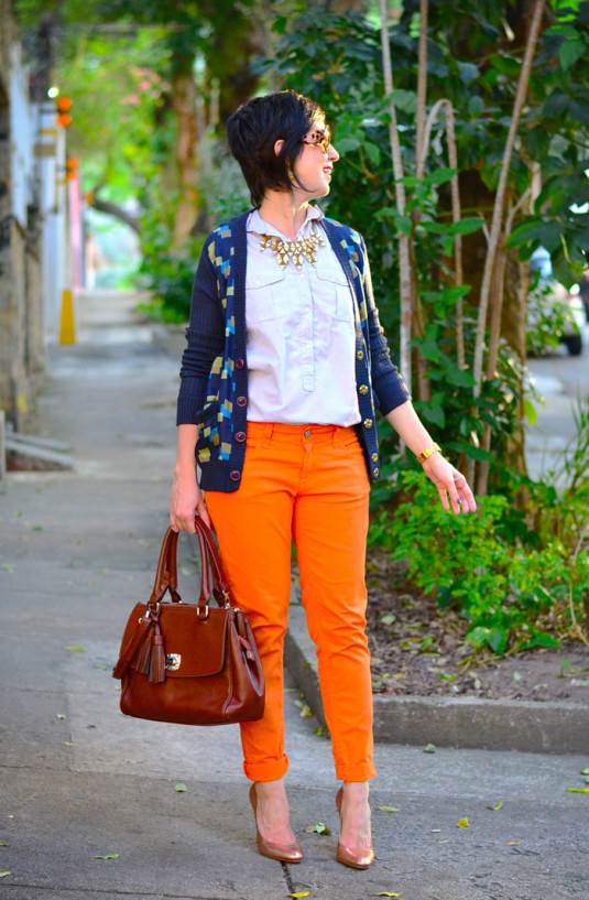 cardigan-azul-calca-laranja