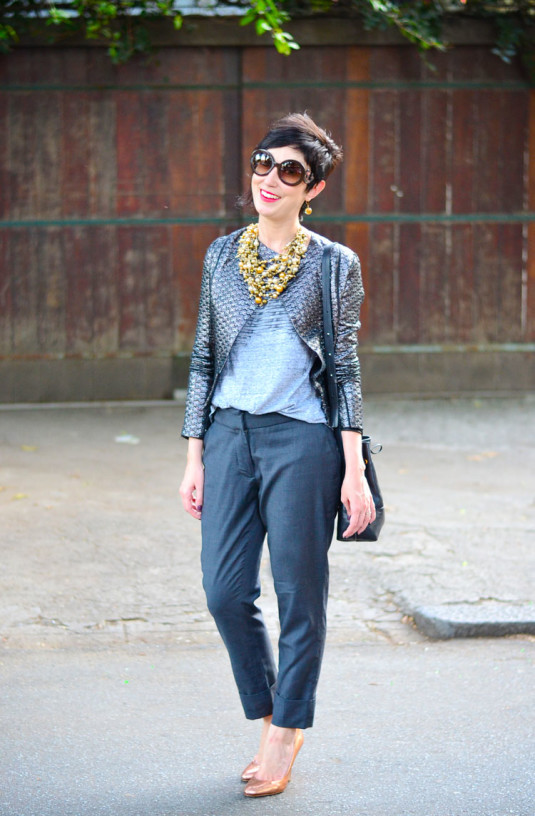 jaqueta-prateada, t-shirt cinza, calça grafite, scarpin dourado, maxi colar de bolinhas douradas