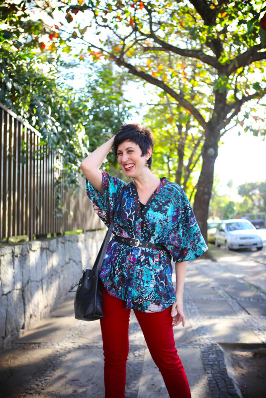 kimono colorido de azul, verde água, vermelho, branco e preto, cinto trançado preto por cima, calça vinho, scarpin dourado