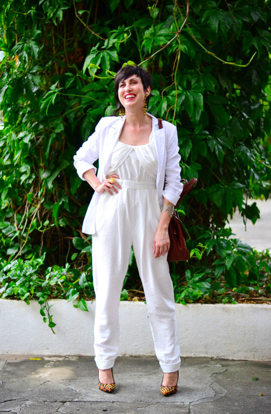 macacao-branco, blazer branco boyfriend, scarpin oncinha, bolsa marrom