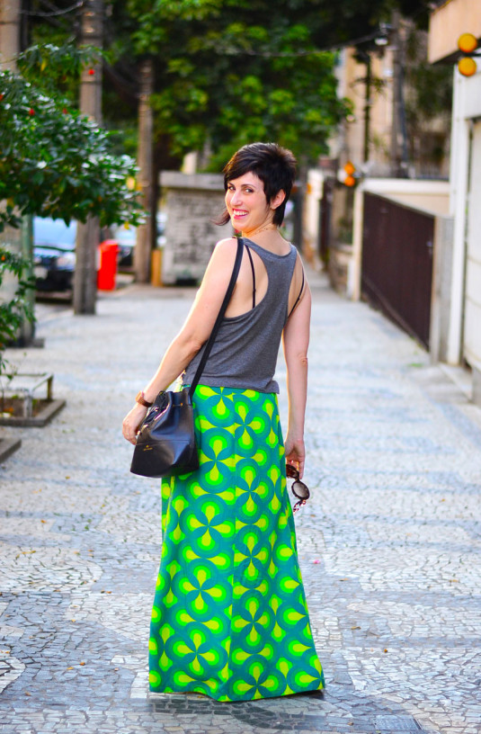 saia estampa sinuosa do verde claro ao bandeira, regata cinza, sutiã preto, rasteira nude