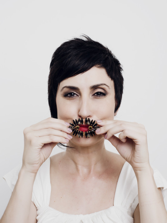 Ana Soares com acessórios Lita Raies. Foto: Carolina Vianna