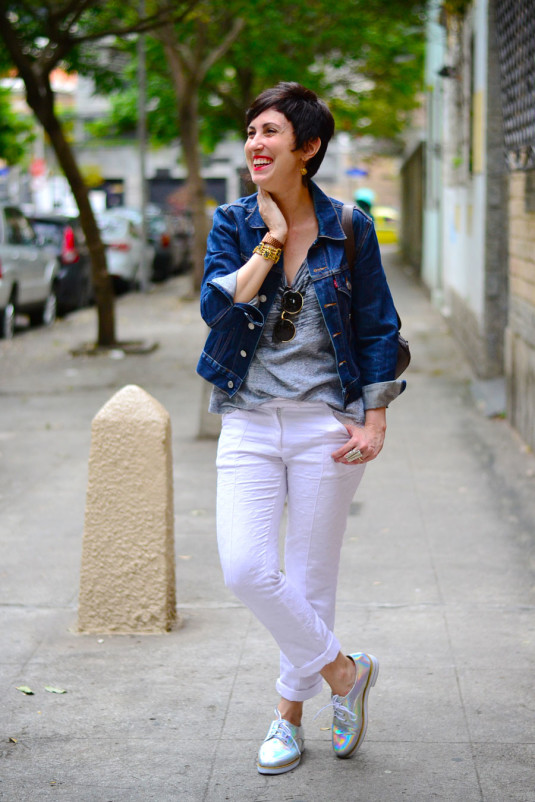 jaqueta jeans escura, calça branca, oxford holográfico, camiseta cinza