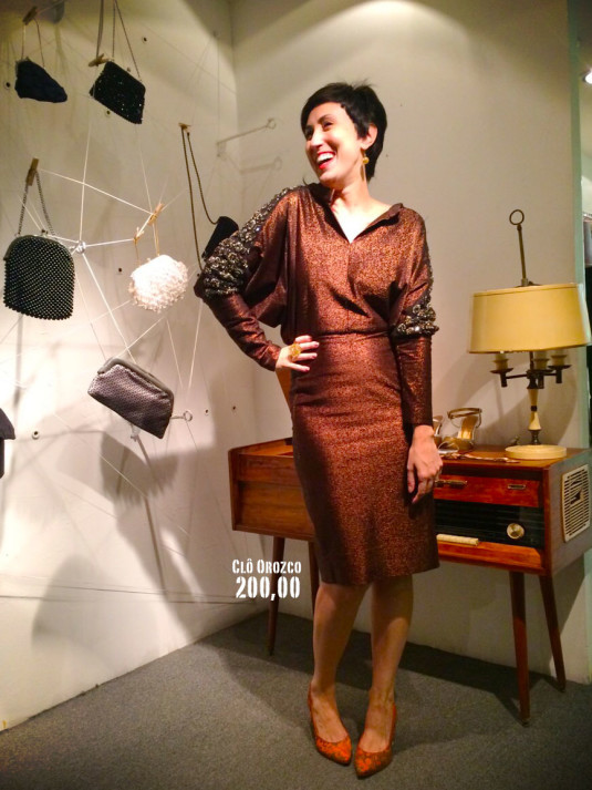 vestido bronzecom saia lápis, de manga comprida, manga morcego e pedrarias nos ombros