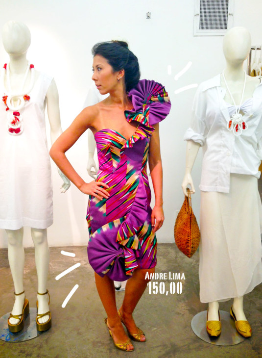 vestido curto roxo com estampa em amarelo, verde e rosa e flores de fuxico imensas no ombro e na barra