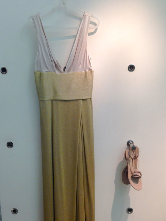 vestido longo sem mangas dourado com rosa