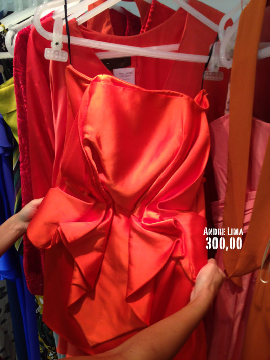 vestido curto com laçarote, tomara que caia vermelho tomate