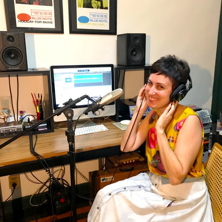 ana-gravando-podcasts