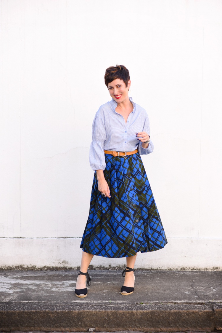 ana-soares-saia-azul-xadrez